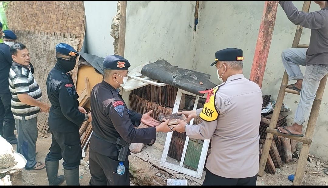 Polres Sukabumi Dan Brimob Polda Jabar Berikan Bantuan Kepada