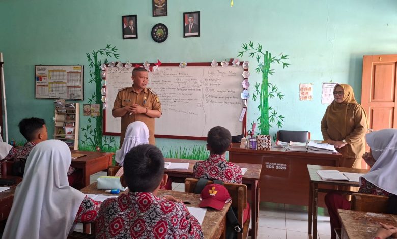 Camat Sukabumi Tuntaskan Kunjungan ke Sekolah, Soroti Sarana Prasarana SDN Selawi