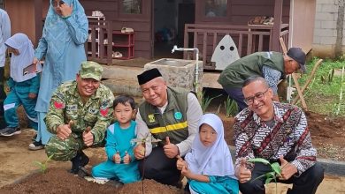 Tanamkan Cinta Lingkungan Sejak Dini, PAUD Alam KB Attaqwa Gelar Gerakan Penanaman Pohon Bersama Camat Sukabumi