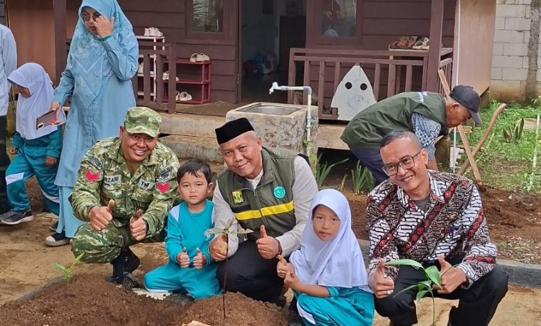 Tanamkan Cinta Lingkungan Sejak Dini, PAUD Alam KB Attaqwa Gelar Gerakan Penanaman Pohon Bersama Camat Sukabumi